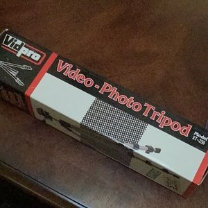 NIB     Vidpro - photo /video tripod.